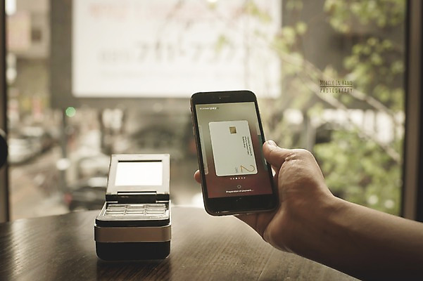 PSD 편집이미지 손 모바일 실내 들기 신체부위 스마트폰 신용카드 디지털합성 결제 카드단말기 디지털아트 핀테크 모바일카드 이미지편집 모션 사람 내부 금융 핸드폰 스마트기기 단말기 파일형식