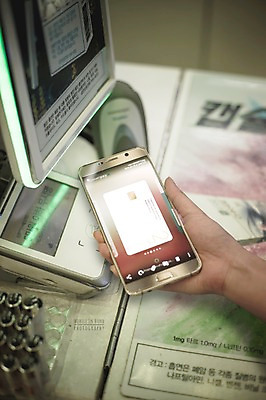 PSD 편집이미지 손 모바일 실내 들기 신체부위 스마트폰 신용카드 디지털합성 결제 카드결제 디지털아트 핀테크 모바일카드 이미지편집 모션 사람 내부 금융 핸드폰 스마트기기 파일형식