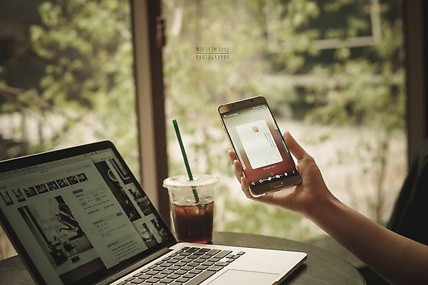 PSD 편집이미지 손 모바일 실내 들기 신체부위 노트북 스마트폰 신용카드 디지털합성 결제 모바일쇼핑 아이스아메리카노 디지털아트 핀테크 모바일카드 이미지편집 모션 사람 내부 금융 전자제품 핸드폰 스마트기기 온라인쇼핑 아메리카노 아이스커피 파일형식