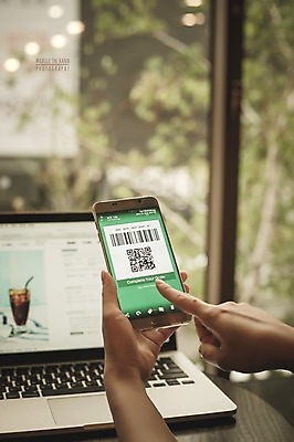 PSD 편집이미지 손 모바일 실내 들기 신체부위 노트북 스마트폰 터치 디지털합성 바코드 모바일쇼핑 QR코드 디지털아트 핀테크 이미지편집 모션 사람 내부 금융 전자제품 핸드폰 스마트기기 온라인쇼핑 파일형식