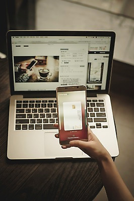 PSD 편집이미지 손 모바일 실내 들기 신체부위 노트북 스마트폰 신용카드 디지털합성 결제 모바일쇼핑 디지털아트 핀테크 모바일카드 이미지편집 모션 사람 내부 금융 전자제품 핸드폰 스마트기기 온라인쇼핑 파일형식