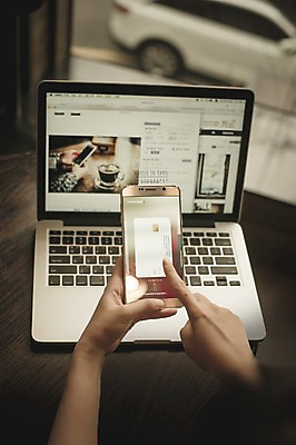 PSD 편집이미지 손 모바일 실내 들기 신체부위 노트북 스마트폰 터치 신용카드 디지털합성 결제 모바일쇼핑 디지털아트 핀테크 모바일카드 이미지편집 모션 사람 내부 금융 전자제품 핸드폰 스마트기기 온라인쇼핑 파일형식