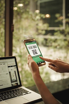 PSD 편집이미지 손 모바일 실내 들기 신체부위 노트북 스마트폰 터치 디지털합성 바코드 모바일쇼핑 QR코드 디지털아트 핀테크 이미지편집 모션 사람 내부 금융 전자제품 핸드폰 스마트기기 온라인쇼핑 파일형식