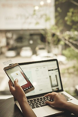 PSD 편집이미지 손 모바일 실내 들기 신체부위 노트북 스마트폰 신용카드 디지털합성 결제 모바일쇼핑 디지털아트 핀테크 모바일카드 이미지편집 모션 사람 내부 금융 전자제품 핸드폰 스마트기기 온라인쇼핑 파일형식