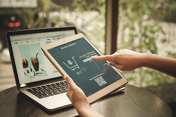 PSD 편집이미지 손 모바일 실내 들기 신체부위 노트북 태블릿 터치 디지털합성 모바일쇼핑 전자상거래 QR코드 디지털아트 핀테크 이미지편집 모션 사람 내부 금융 전자제품 스마트기기 온라인쇼핑 파일형식