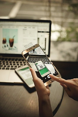 PSD 편집이미지 손 모바일 실내 들기 신체부위 노트북 스마트폰 사진촬영 터치 디지털합성 모바일쇼핑 디지털아트 이미지편집 모션 사람 내부 전자제품 핸드폰 스마트기기 촬영 온라인쇼핑 파일형식