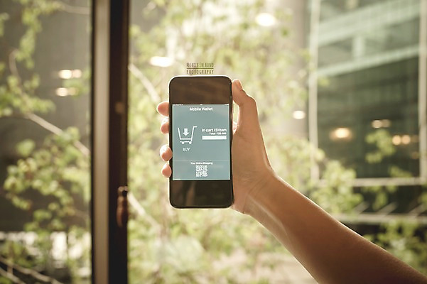PSD 편집이미지 손 모바일 실내 들기 신체부위 스마트폰 디지털합성 모바일쇼핑 전자상거래 QR코드 디지털아트 핀테크 이미지편집 모션 사람 내부 금융 핸드폰 스마트기기 온라인쇼핑 파일형식