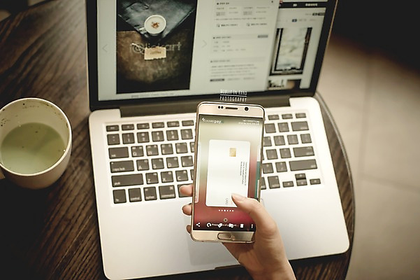 PSD 편집이미지 손 모바일 실내 들기 신체부위 노트북 스마트폰 머그컵 신용카드 디지털합성 결제 모바일쇼핑 디지털아트 핀테크 모바일카드 이미지편집 모션 사람 내부 컵 금융 전자제품 핸드폰 스마트기기 온라인쇼핑 파일형식