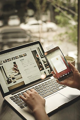 PSD 편집이미지 손 모바일 실내 들기 신체부위 노트북 스마트폰 신용카드 디지털합성 결제 모바일쇼핑 전자상거래 디지털아트 핀테크 모바일카드 이미지편집 모션 사람 내부 금융 전자제품 핸드폰 스마트기기 온라인쇼핑 파일형식