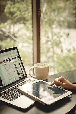 PSD 편집이미지 손 모바일 실내 신체부위 노트북 태블릿 터치 머그컵 디지털합성 모바일쇼핑 전자상거래 디지털아트 핀테크 이미지편집 사람 내부 컵 금융 전자제품 스마트기기 온라인쇼핑 파일형식