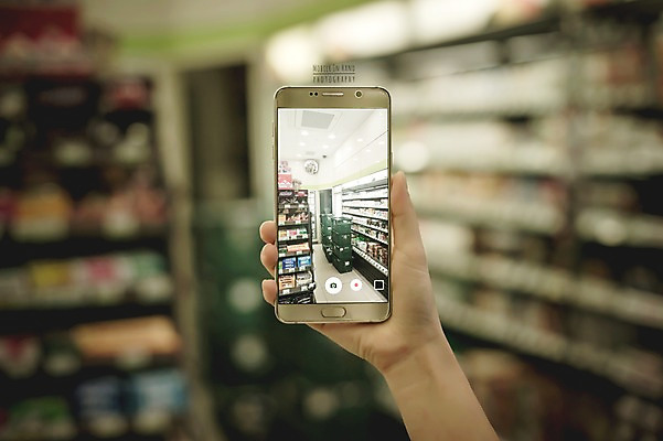 PSD 편집이미지 손 모바일 실내 들기 신체부위 스마트폰 상점 사진촬영 디지털합성 진열장 편의점 디지털아트 이미지편집 모션 사람 내부 핸드폰 스마트기기 촬영 파일형식