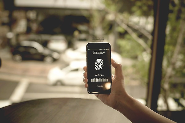 PSD 편집이미지 손 모바일 실내 들기 신체부위 스마트폰 디지털합성 바코드 지문인식 디지털아트 핀테크 이미지편집 모션 사람 내부 금융 핸드폰 스마트기기 생체인식기술 파일형식