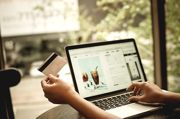 PSD 편집이미지 손 모바일 실내 들기 신체부위 노트북 스마트폰 신용카드 디지털합성 결제 모바일쇼핑 전자상거래 디지털아트 핀테크 이미지편집 모션 사람 내부 금융 전자제품 핸드폰 스마트기기 온라인쇼핑 파일형식