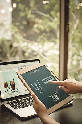 PSD 편집이미지 손 모바일 실내 들기 신체부위 노트북 스마트폰 태블릿 터치 디지털합성 모바일쇼핑 QR코드 디지털아트 이미지편집 모션 사람 내부 전자제품 핸드폰 스마트기기 온라인쇼핑 파일형식