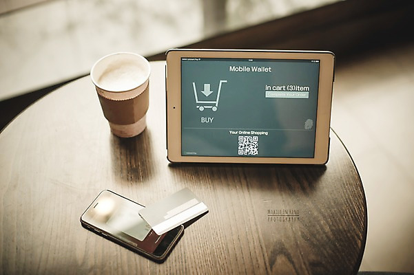 PSD 편집이미지 탁자 모바일 실내 사람없음 스마트폰 태블릿 신용카드 종이컵 디지털합성 결제 전자상거래 디지털아트 모바일카드 이미지편집 가구 내부 컵 금융 전자제품 핸드폰 스마트기기 일회용 파일형식