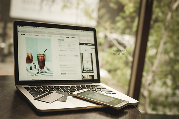 PSD 편집이미지 모바일 실내 사람없음 노트북 스마트폰 신용카드 디지털합성 결제 모바일쇼핑 디지털아트 핀테크 모바일카드 이미지편집 내부 금융 전자제품 핸드폰 스마트기기 온라인쇼핑 파일형식