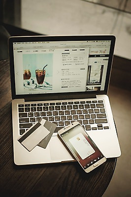 PSD 편집이미지 모바일 실내 사람없음 노트북 스마트폰 신용카드 디지털합성 결제 모바일쇼핑 디지털아트 핀테크 모바일카드 이미지편집 내부 금융 전자제품 핸드폰 스마트기기 온라인쇼핑 파일형식