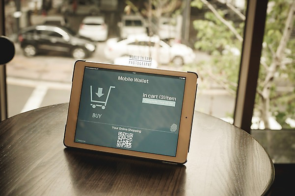 PSD 편집이미지 모바일 실내 사람없음 태블릿 디지털합성 모바일쇼핑 전자상거래 QR코드 디지털아트 이미지편집 내부 전자제품 스마트기기 온라인쇼핑 파일형식