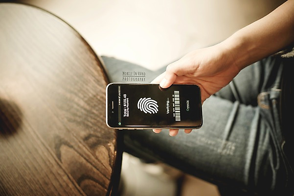 PSD 편집이미지 손 탁자 모바일 실내 들기 신체부위 스마트폰 디지털합성 바코드 지문인식 디지털아트 이미지편집 가구 모션 사람 내부 핸드폰 스마트기기 생체인식기술 파일형식