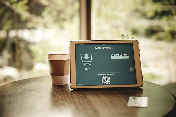 PSD 편집이미지 모바일 실내 사람없음 스마트폰 태블릿 신용카드 종이컵 디지털합성 결제 모바일쇼핑 QR코드 디지털아트 핀테크 이미지편집 내부 컵 금융 전자제품 핸드폰 스마트기기 일회용 온라인쇼핑 파일형식