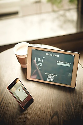 PSD 편집이미지 탁자 모바일 실내 사람없음 스마트폰 태블릿 신용카드 종이컵 디지털합성 결제 모바일쇼핑 디지털아트 핀테크 모바일카드 이미지편집 가구 내부 컵 금융 전자제품 핸드폰 스마트기기 일회용 온라인쇼핑 파일형식