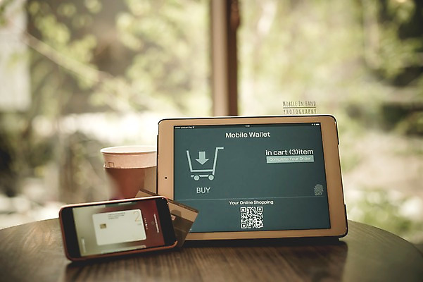 PSD 편집이미지 모바일 실내 사람없음 스마트폰 태블릿 신용카드 종이컵 디지털합성 결제 모바일쇼핑 QR코드 디지털아트 핀테크 모바일카드 이미지편집 내부 컵 금융 전자제품 핸드폰 스마트기기 일회용 온라인쇼핑 파일형식