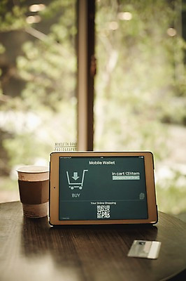 PSD 편집이미지 모바일 실내 사람없음 태블릿 신용카드 종이컵 디지털합성 결제 모바일쇼핑 디지털아트 핀테크 이미지편집 내부 컵 금융 전자제품 스마트기기 일회용 온라인쇼핑 파일형식