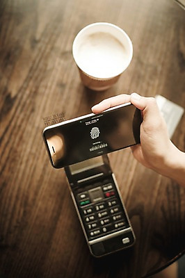 PSD 편집이미지 손 모바일 실내 들기 신체부위 스마트폰 종이컵 디지털합성 지문인식 카드단말기 디지털아트 이미지편집 모션 사람 내부 컵 핸드폰 스마트기기 일회용 단말기 생체인식기술 파일형식