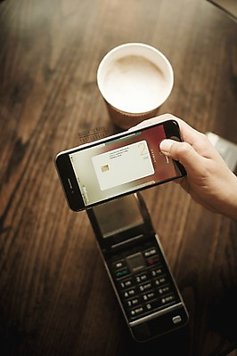 PSD 편집이미지 손 모바일 실내 들기 신체부위 스마트폰 신용카드 종이컵 디지털합성 결제 카드단말기 디지털아트 핀테크 모바일카드 이미지편집 모션 사람 내부 컵 금융 핸드폰 스마트기기 일회용 단말기 파일형식