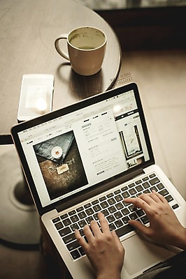 PSD 편집이미지 손 모바일 실내 신체부위 노트북 스마트폰 머그컵 디지털합성 검색 모바일쇼핑 전자상거래 디지털아트 이미지편집 사람 내부 컵 전자제품 핸드폰 스마트기기 온라인쇼핑 파일형식