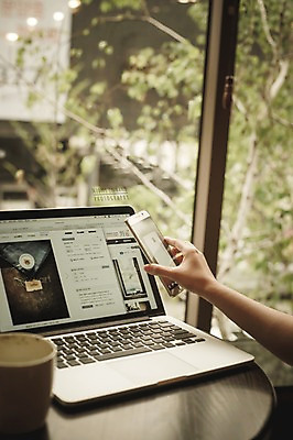 PSD 편집이미지 손 모바일 실내 들기 신체부위 노트북 스마트폰 디지털합성 모바일쇼핑 디지털아트 핀테크 이미지편집 모션 사람 내부 금융 전자제품 핸드폰 스마트기기 온라인쇼핑 파일형식