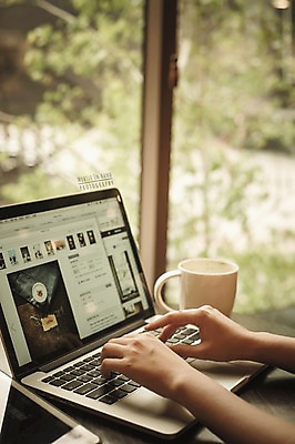 PSD 편집이미지 손 모바일 실내 신체부위 노트북 머그컵 디지털합성 검색 모바일쇼핑 디지털아트 이미지편집 사람 내부 컵 전자제품 온라인쇼핑 파일형식