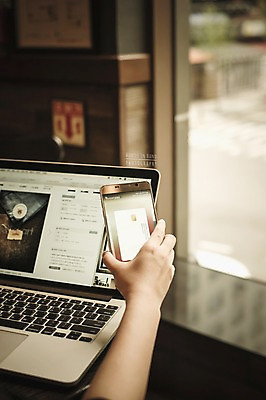 PSD 편집이미지 손 모바일 실내 들기 신체부위 노트북 스마트폰 신용카드 디지털합성 결제 모바일쇼핑 디지털아트 핀테크 모바일카드 이미지편집 모션 사람 내부 금융 전자제품 핸드폰 스마트기기 온라인쇼핑 파일형식