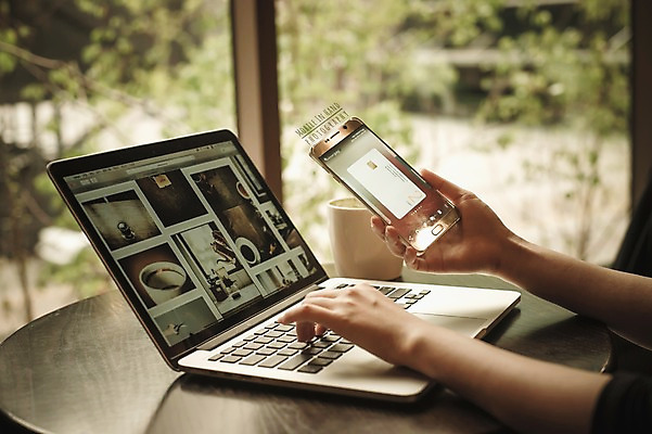 PSD 편집이미지 손 모바일 실내 들기 신체부위 노트북 스마트폰 신용카드 디지털합성 검색 결제 모바일쇼핑 디지털아트 핀테크 모바일카드 이미지편집 모션 사람 내부 금융 전자제품 핸드폰 스마트기기 온라인쇼핑 파일형식