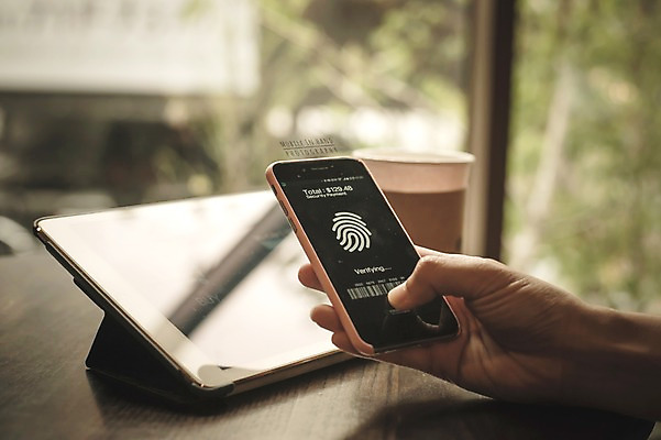 PSD 편집이미지 손 모바일 실내 들기 신체부위 스마트폰 태블릿 디지털합성 지문인식 디지털아트 이미지편집 모션 사람 내부 전자제품 핸드폰 스마트기기 생체인식기술 파일형식