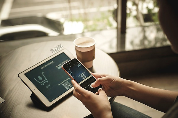 PSD 편집이미지 손 모바일 실내 들기 신체부위 스마트폰 태블릿 종이컵 디지털합성 전자상거래 QR코드 디지털아트 이미지편집 모션 사람 내부 컵 전자제품 핸드폰 스마트기기 일회용 파일형식