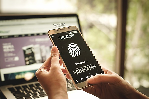 PSD 편집이미지 손 모바일 실내 들기 신체부위 노트북 스마트폰 디지털합성 바코드 모바일쇼핑 지문인식 디지털아트 핀테크 이미지편집 모션 사람 내부 금융 전자제품 핸드폰 스마트기기 온라인쇼핑 생체인식기술 파일형식