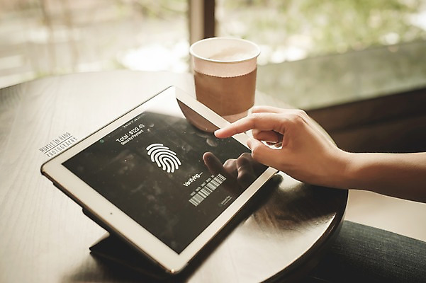 PSD 편집이미지 손 모바일 실내 신체부위 태블릿 종이컵 디지털합성 모바일쇼핑 디지털아트 핀테크 이미지편집 사람 내부 컵 금융 전자제품 스마트기기 일회용 온라인쇼핑 파일형식