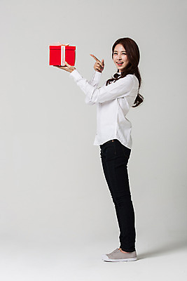 포토 JPG 스튜디오촬영 전신 우먼라이프 여자 실내 선물 한명 서기 들기 손짓 20대 성인 옆모습 한국인 가리킴 성인여자한명만 성인만 국내포토 1 라이프스타일 뷰포인트 모션 사람 동양인 청년 내부 여자한명만 성인여자만 파일형식