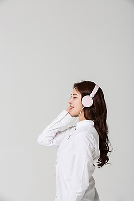 포토 JPG 스튜디오촬영 우먼라이프 여자 실내 한명 서기 상반신 20대 성인 옆모습 헤드폰 음악감상 한국인 성인여자한명만 성인만 국내포토 1 라이프스타일 뷰포인트 음향기기 모션 사람 동양인 청년 내부 감상 여자한명만 성인여자만 파일형식