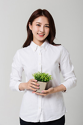 포토 JPG 스튜디오촬영 우먼라이프 여자 화분 실내 한명 서기 미소 들기 상반신 20대 성인 앞모습 한국인 성인여자한명만 성인만 국내포토 1 라이프스타일 뷰포인트 모션 표정 사람 동양인 청년 내부 여자한명만 성인여자만 파일형식
