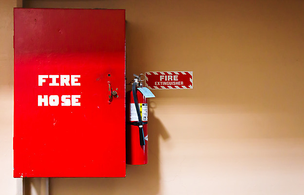 포토 JPG 해외이미지 산업 벽 백그라운드 불 안전 사람없음 빨간색 물 상자 컬러풀 장비 긴급 구출 보호 소방관 오브젝트 예방 보안 공포 호스 소화기 소화전 sos 압력 응답 카피스페이스 해외202004 해외포토 자연요소 컬러 컨셉 공백 도움 안전장비 구조원 소방 구조요청 파일형식 이미지허브