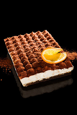 포토 JPG 해외이미지 스튜디오촬영 전통 접시 커피 음식 조각 백그라운드 오렌지 검은배경 디저트 요리 사람없음 세로 반사 갈색 케이크 초콜릿 검은색 이탈리아 신선 달콤 맛 크림 코코아 고립 크림치즈 페스츄리 티라미수 미니멀 부족함 해외202004 해외포토 식기 유럽 음료 빵 컬러 컨셉 과일 치즈 실내 파일형식 이미지허브