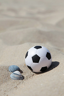 포토 JPG 해외이미지 모래 스포츠 컨셉 공 휴가 사람없음 장난감 축구 껍질 해외202004 해외포토 구기 파일형식 이미지허브