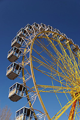 포토 JPG 해외이미지 주간 행복 휴식 사람없음 야외 파란색 노란색 맑음 놀이공원 주말 대관람차 해외202004 해외포토 자연요소 감정 컬러 컨셉 날씨 테마파크 놀이기구 파일형식 이미지허브