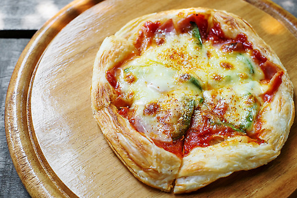 포토 JPG 해외이미지 접시 음식 백그라운드 토마토 채소 양파 치즈 피자 요리 사람없음 목재 빨간색 식사 저녁식사 버섯 이탈리아 흰색 소시지 닫기 맛 자르기 굽기 지중해 허브 파인애플 올리브 햄 후추 바질 살라미 페퍼로니 해외202004 해외포토 나무 식물 식기 열매 유럽 바다 컬러 컨셉 과일 재료 모션 유제품 패스트푸드 서양음식 육류 가공식품 구이 향신료 열대과일 파일형식 이미지허브