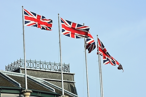 포토 JPG 해외이미지 배너 영어 줄 하늘 영국 잉글랜드 사람없음 건물 장식 빨간색 축제 흰색 축하 깃발 큼 런던 잭 애국심 전국 줄서기 해외202004 해외포토 문자 건축물 유럽 컬러 컨셉 모션 크기 파일형식 이미지허브