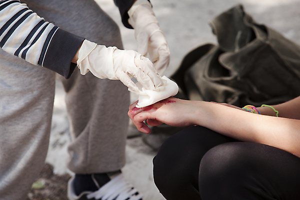 포토 JPG 해외이미지 손 장갑 신체 손가락 관리 사람없음 야외 가로 약 고통 장비 시험 환자 의사 긴급 도움 보호 질병 상처 구급차 사건 붕대 순서 구조대 돌봄 헬프 해외202004 해외포토 잡화 교육 감정 컨셉 의학 모션 자동차 신체부위 의료진 구출 파일형식 이미지허브