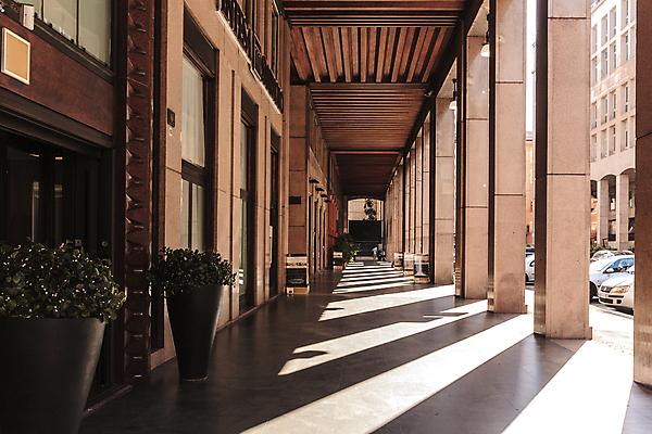 포토 JPG 해외이미지 비즈니스 건축양식 창문 유리 전등 조명 새로움 사람없음 야외 건물 금융 사무실 문 기둥 복도 보행로 시멘트 콘크리트 미니멀리스트 해외202004 해외포토 건축물 건축 길 컨셉 재질 경제 파일형식 이미지허브