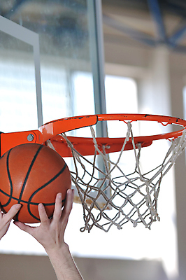 포토 JPG 해외이미지 손 농구 농구공 실내 아웃포커스 신체부위 운동 슛 농구대 농구장 해외포토 공 스포츠시설 촬영기법 건강 사람 내부 구기 골대 파일형식 이미지허브